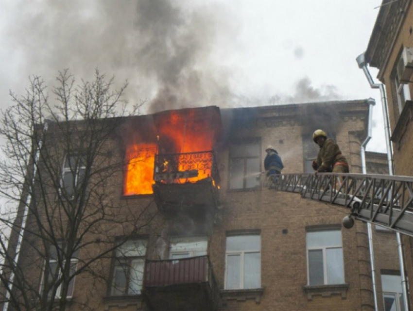 Мужчина сгорел заживо при пожаре в пятиэтажном жилом доме в Ростовской области