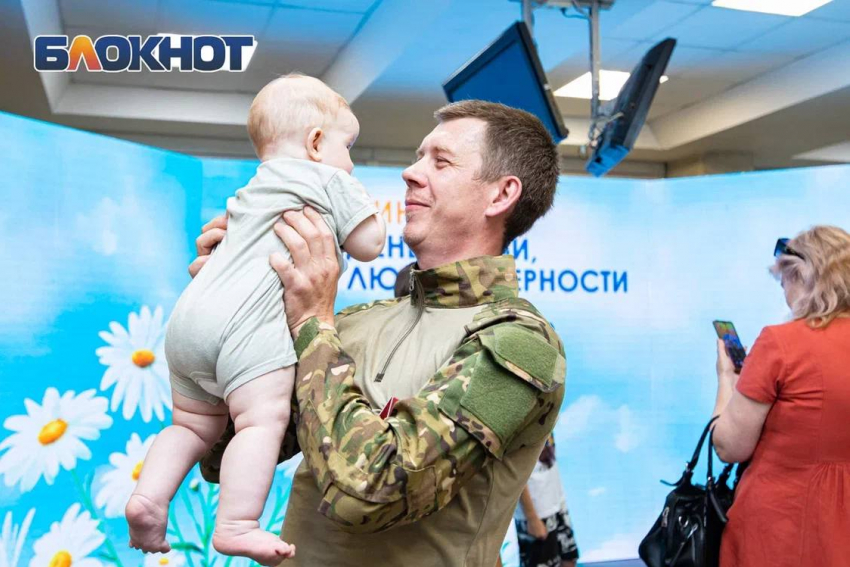 Юрий Слюсарь встретился с супружескими парами и рассказал о новой выплате и других мерах поддержки