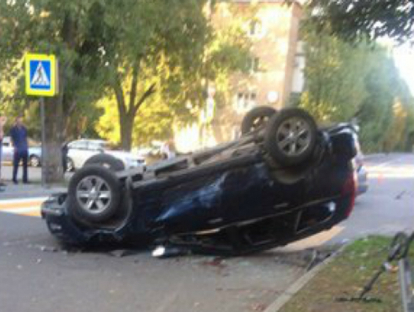 Двое молодых мужчин получили травмы в ДТП с опрокинувшимся внедорожником в Ростовской области