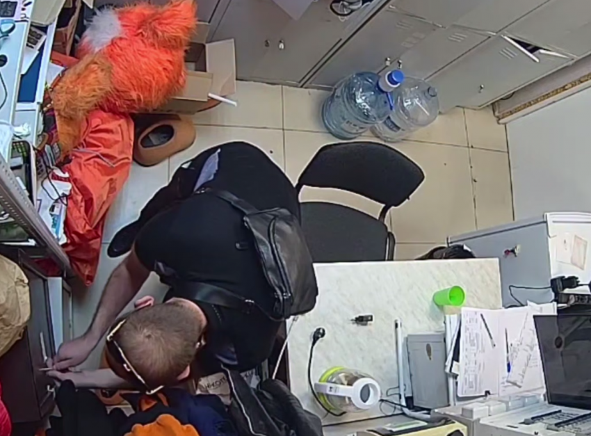 Рецидивист попался на краже 300 тысяч рублей из сейфа магазина в Ростове