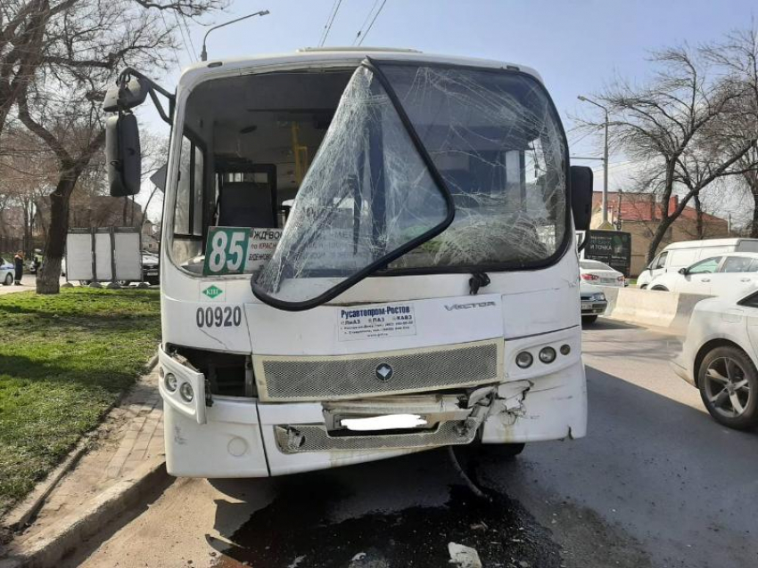 В Ростове-на-Дону четыре человека пострадали при столкновении двух автобусов