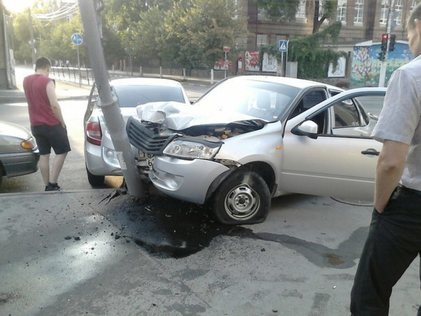 В центре Ростова столкнулись две одинаковых «Лады Гранта» 