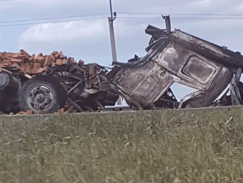 Три человека погибли в жутком ДТП с грузовиком и внедорожником на трассе под Ростовом