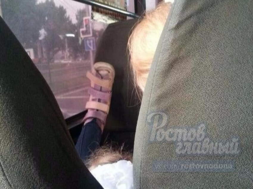 Задравший ноги выше головы ребенок и его «яжемать» довели до белого каления пассажиров автобуса в Ростове