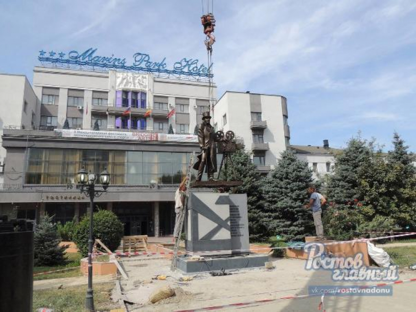 Установка памятника пионеру русского кинематографа Александру Ханжонкову началась в Ростове