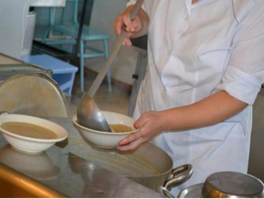 Бесплатную столовую для нуждающихся организовали в здании министерства труда Ростова-на-Дону