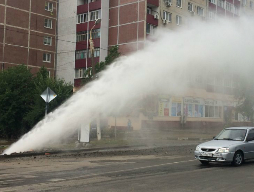 Мощный коммунальный фонтан «искупал» автомобили в Ростове