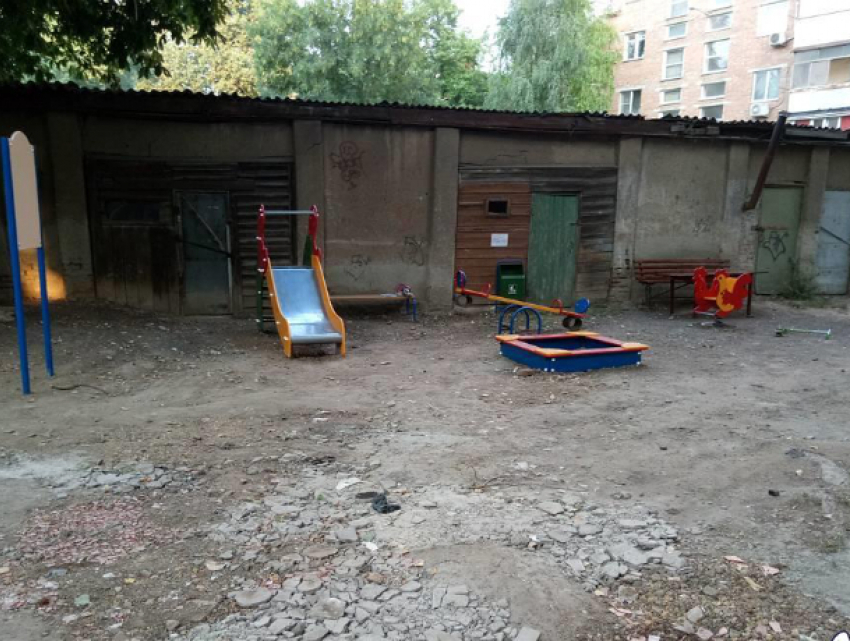 Песочницу с кусками асфальта для «суровых ростовских детей» построили во дворе жилого дома