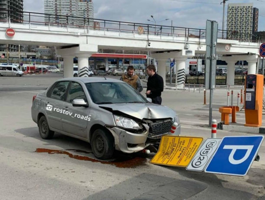 Знаки повсюду: лихой водитель сбил информационный столб на платной парковке в Ростове