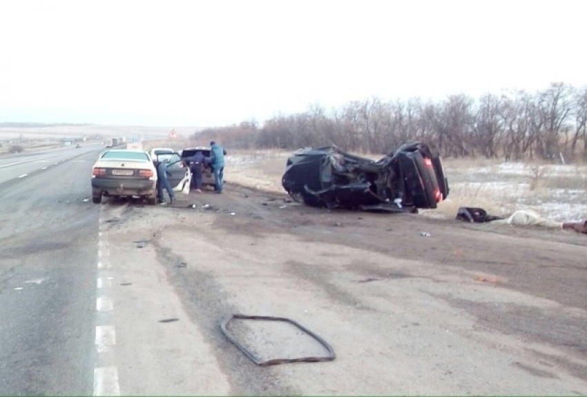 В ДТП под Ростовом два человека погибли и четверо доставлены в больницу