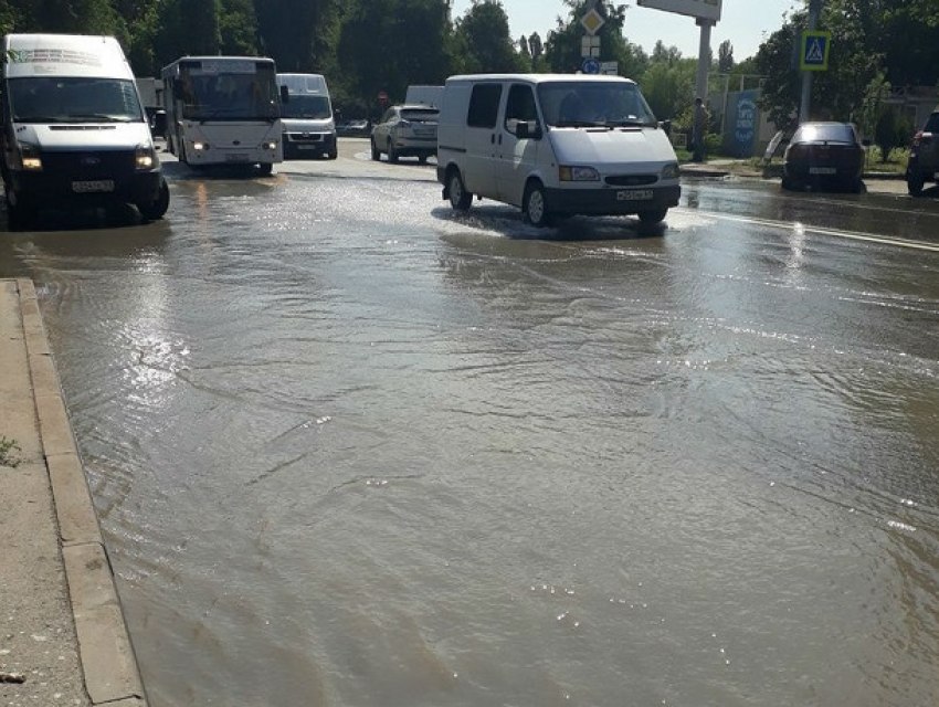 Грандиозное затопление целой площади в жуткую жару продолжается в Ростове