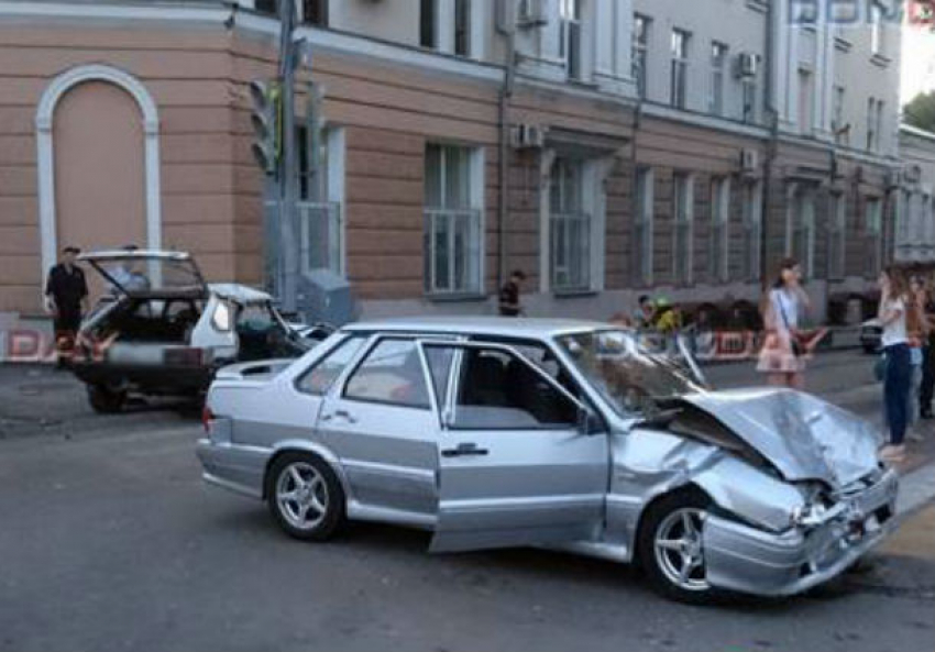 Тяжелые травмы получили три человека при столкновении автомобилей в центре Новочеркасска 