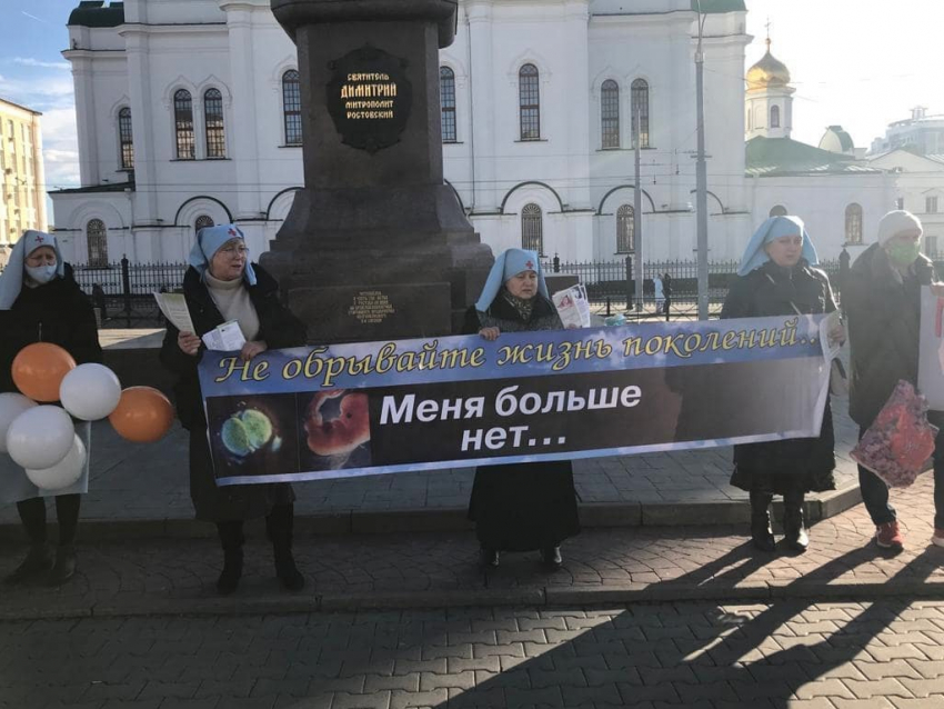 Ростовские монахини вышли на пикет с плакатами против абортов