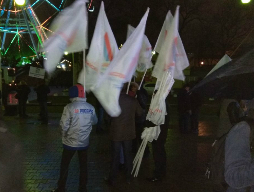 Под ледяным дождем в Ростове молодежь организовали праздновать воссоединение с Крымом