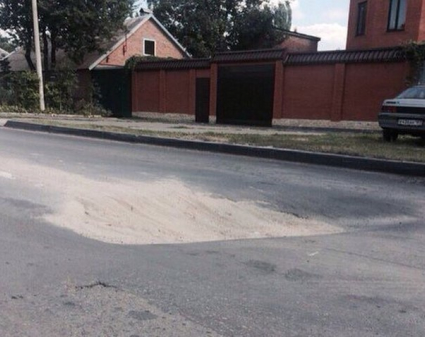 В Ростове на улице 3-ей Баррикадной дорожную яму засыпали песком 
