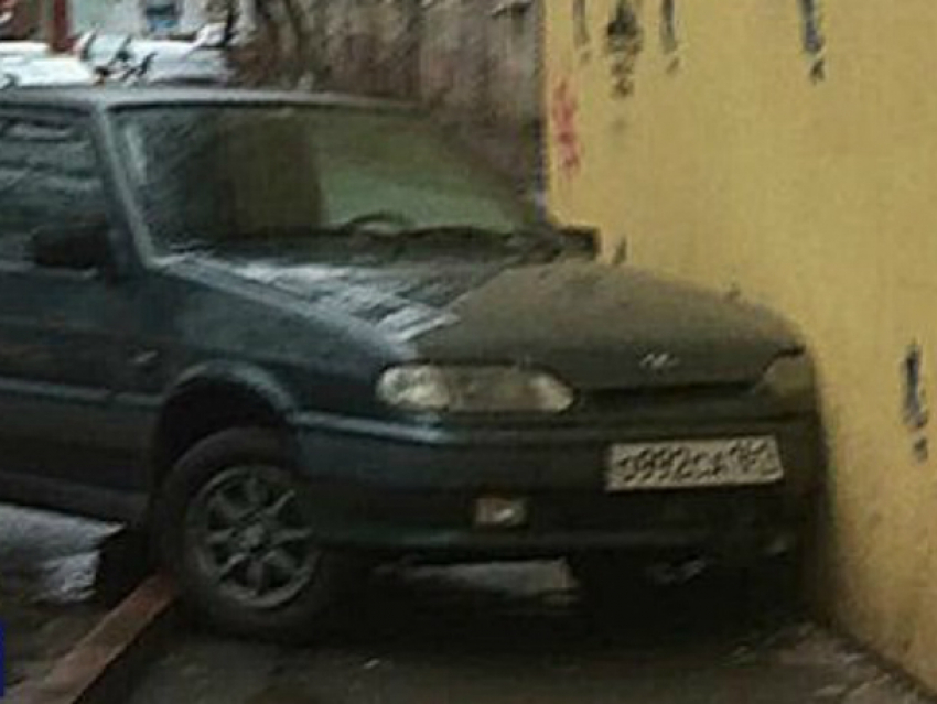 Автомобиль, «чудесно» припаркованный в дом, попал на фото в Ростове