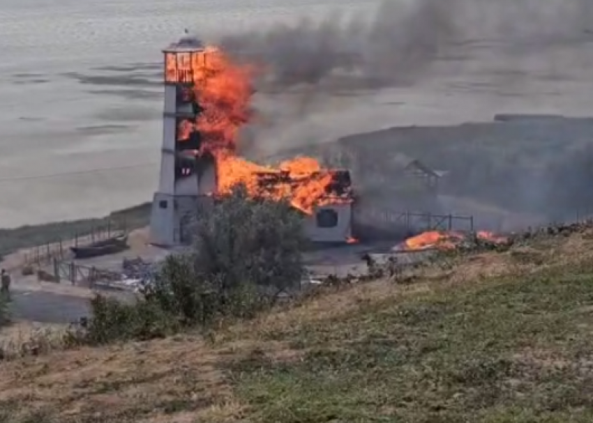 Введен режим ЧС: пожар уничтожил в Мержаново маяк и жилой дом