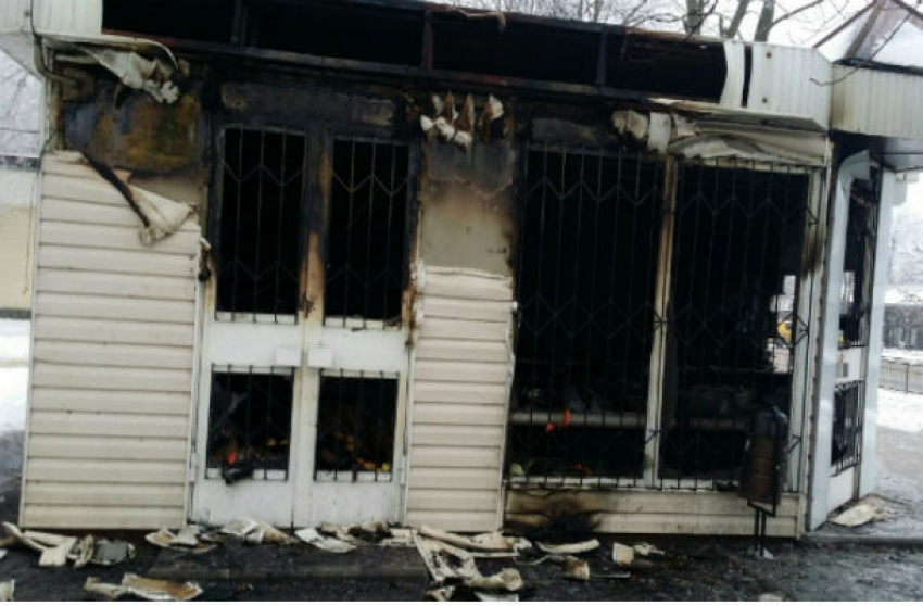 Уничтоженный в жутком пожаре продуктовый магазин в Ростове сняли на фото