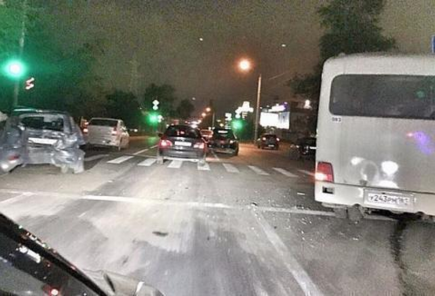 В Ростове водитель маршрутки протаранил три машины в районе авторынка «Фортуна"