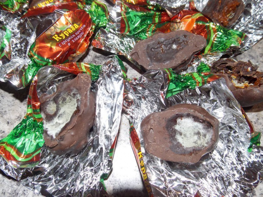 В Ростовском «Ашане» на прилавке оказались конфеты с плесенью 