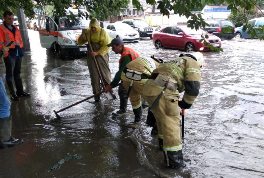 Во время аномальных дождей в Ростове спасатели получили более 3,5 тысяч звонков