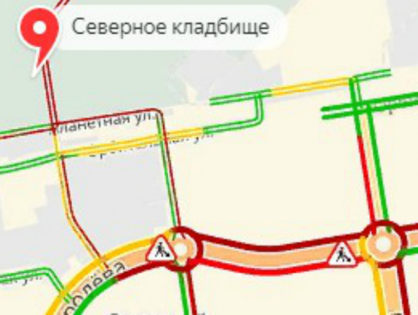 Спешащие на поминки автомобилисты застряли в огромной пробке у Северного кладбища Ростова