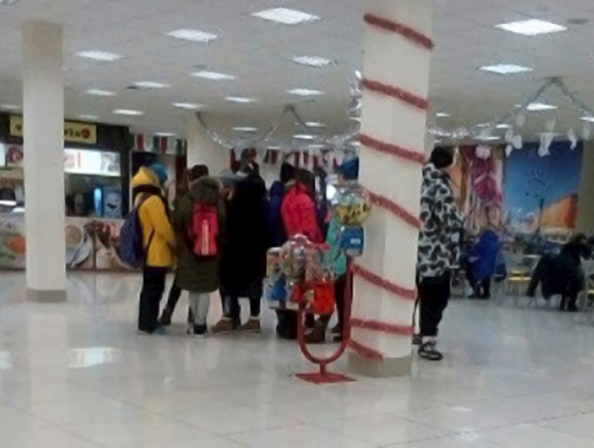 Слухи о запрете посещения торговых центров подростками обеспокоили ростовчан