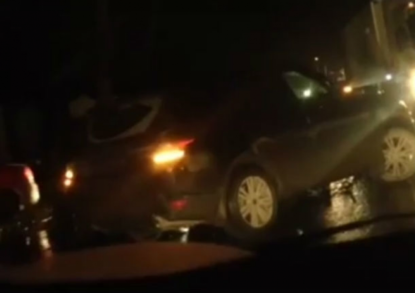 Массовое ДТП в час пик парализовало движение в Ростове и попало на видео