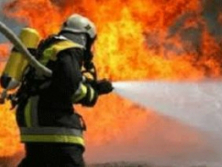 Один человек погиб, а второго спасли во время страшного пожара в Ростовской области