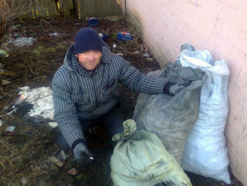 Стокилограммовыми мешками угля жонглировал в чужом сарае замерзший житель Ростовской области