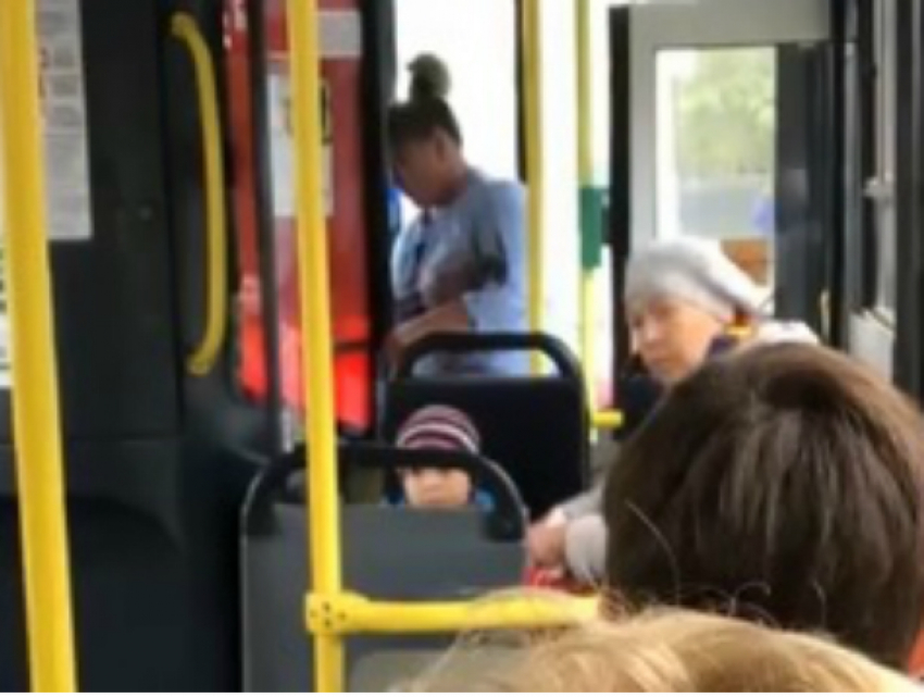Разборки в троллейбусе устроила ростовская пенсионерка с внуком