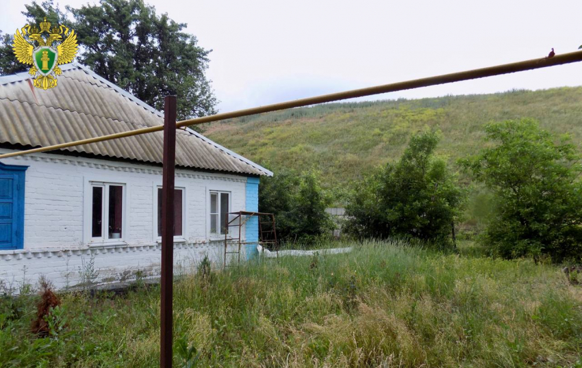 Мужчина убил сожителя бывшей жены топором и закопал тело в огороде в Ростовской области