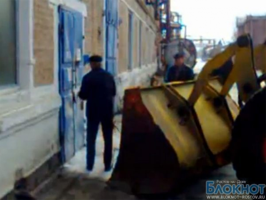 Конкурирующие компании в Таганроге не поделили котельную, взломав двери экскаватором (ВИДЕО) 