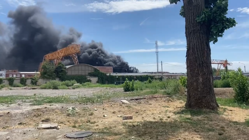 В Ростове-на-Дону ликвидировали пожар на складе поликарбоната