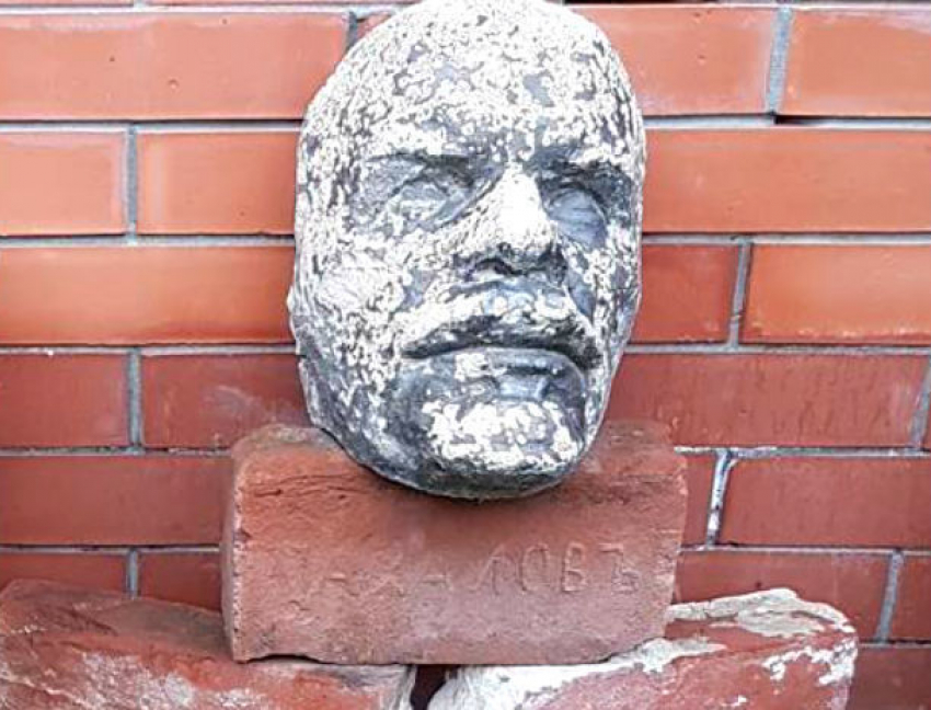 Уродливую голову «батюшки» Ленина водрузили на странный постамент жители Нахичевани в Ростове