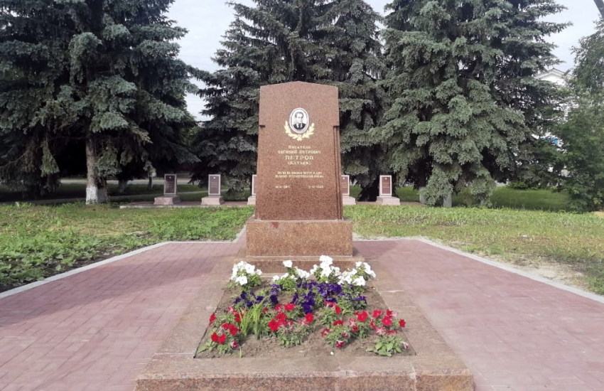 Могила автора «Двенадцати стульев» Евгения Петрова, погибшего в авиакатастрофе в Ростовской области
