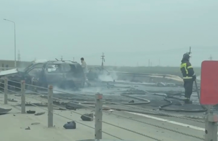 Три человека погибли в огне после ДТП с бензовозом на трассе Ростов — Таганрог