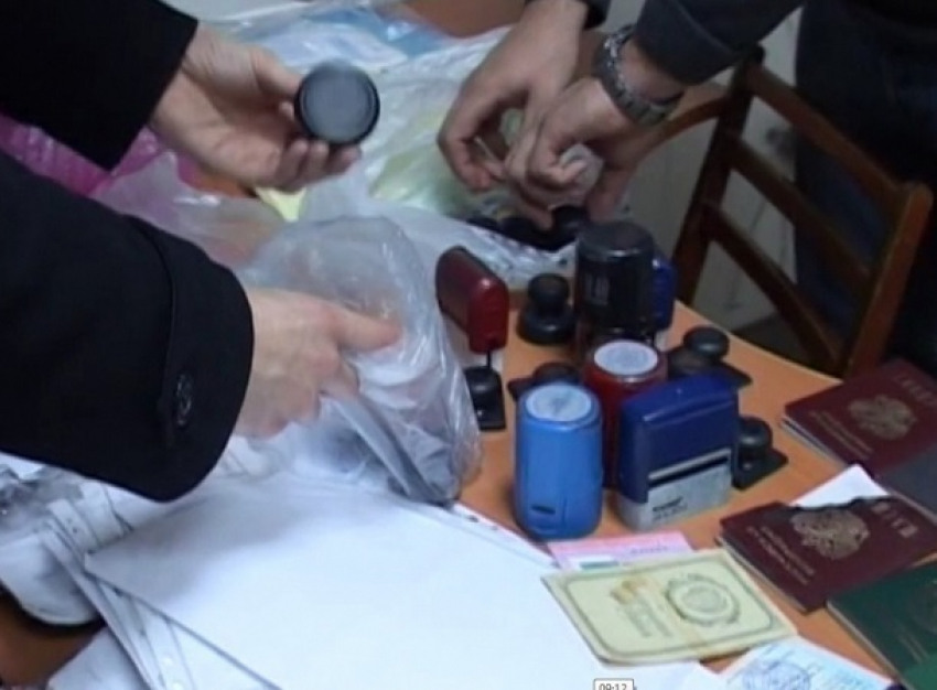 Захват в Ростове банды по легализации мигрантов с женщиной из Средней Азии сняли на видео