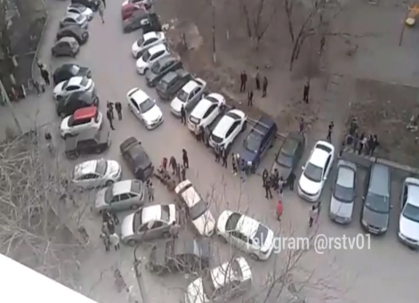 Ростовчане проучили водителя, протаранившего на своем автомобиле несколько машин