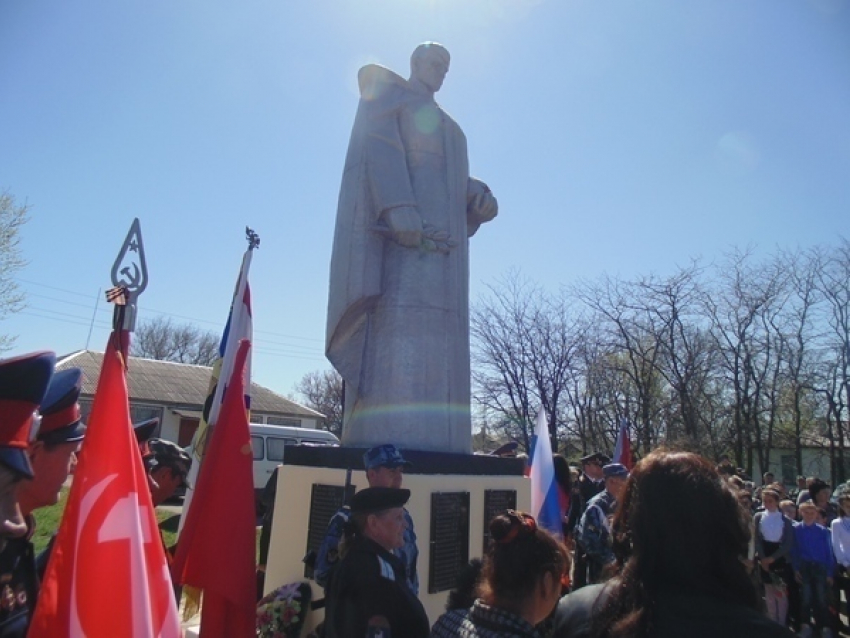 В Красносулинском районе заключенные отреставрировали памятник героям ВОВ