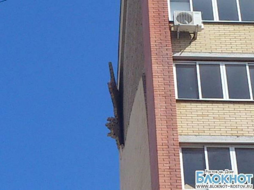 В центре Новочеркасска обрушился фасад дома МВД, очевидцы сняли момент ЧП на видео