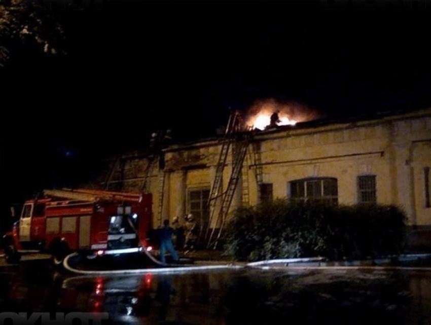 Пожар в мастерских здания Минобороны в Новочеркасске тушили почти пять часов