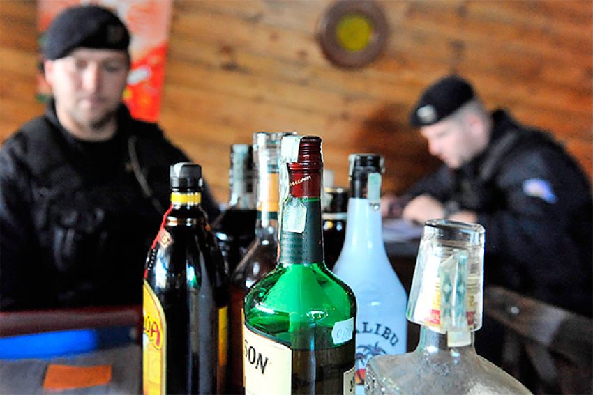 В одном из кафе на Северном изъято почти 50 литров контрафактного алкоголя 