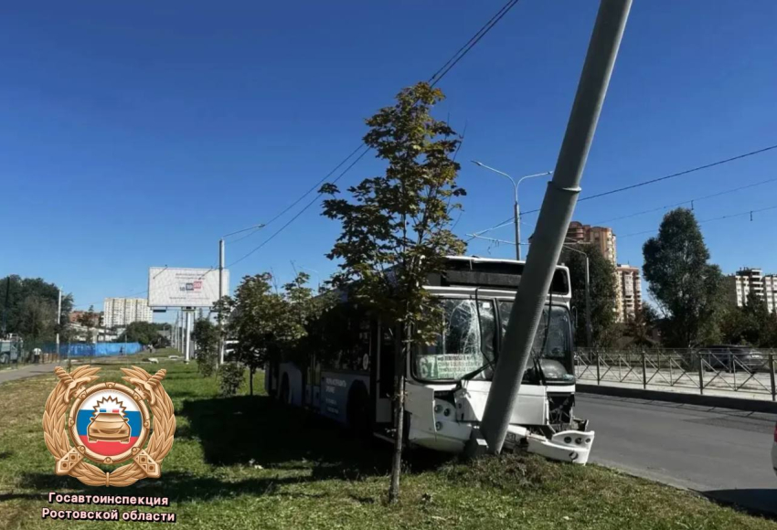 В Ростове автобус №67 врезался в опору ЛЭП на Еременко - водитель предварительно потерял сознание