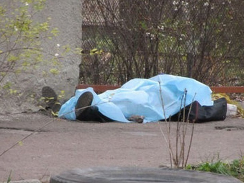 Труп загадочного мужчины обнаружили на перекрестке в Ростове 