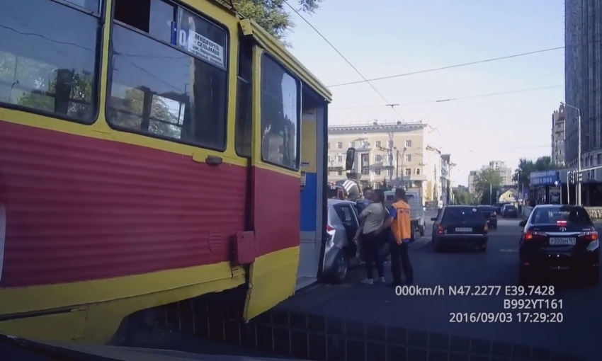 Трамвай протаранил три машины в районе Театральной  площади 