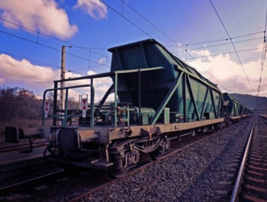 Сломавшийся «товарняк» остановил пассажирские поезда в Ростовской области