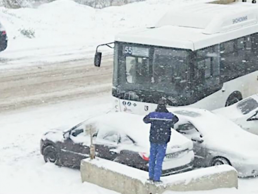 Заскользивший на ледяной дороге автобус разбил пять припаркованных у обочины машин в Ростове
