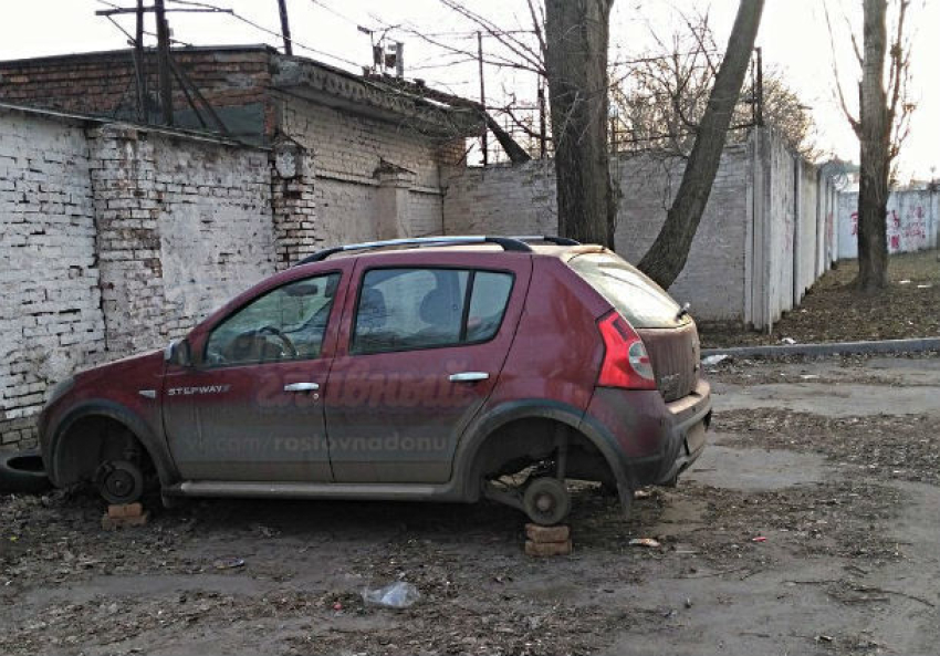 Ночное издевательство над красной иномаркой совершили бандиты в Ростове 
