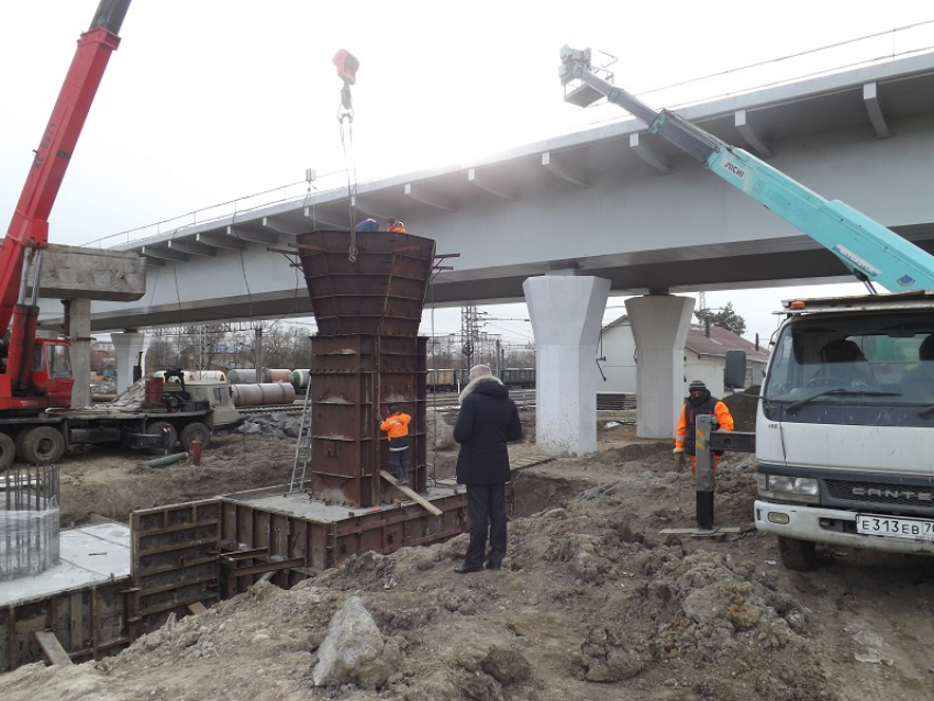 Как проходит строительство моста на малиновского